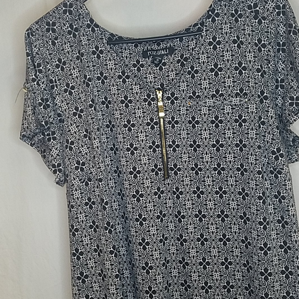 Roz&Ali black polyester tunic w gold zipper